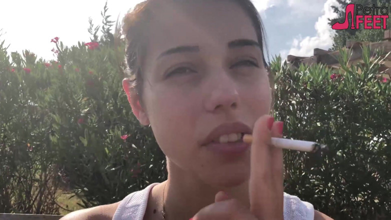 Smokin Fetish: 핫한 십대와 벤치에서 흡연