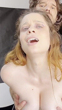 Masáž prsou olejem