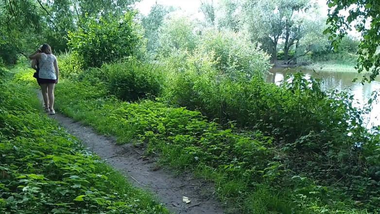 Assol: Deux filles se sont arrêtées sur le bord de la...