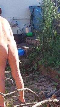 La Nonna Lavora Nuda Nel Suo Giardino!