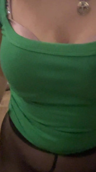 Il mio nuovo video in cui cammino in collant, ma senza mutandine, e poi in collant e gemo forte