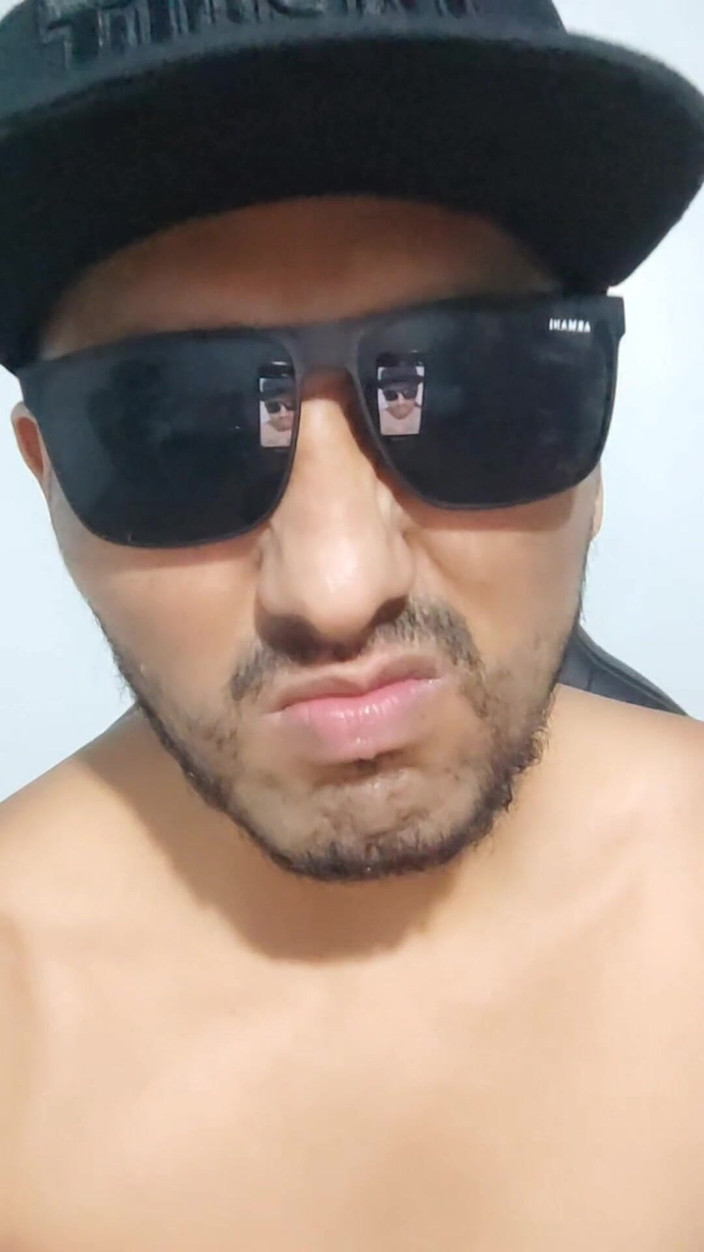 Hornyboy2058: Alpha Man nhổ nước bọt và làm nhục