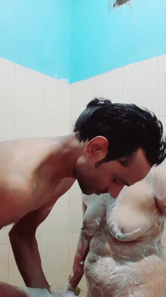 pujaprem: Sex v koupelně