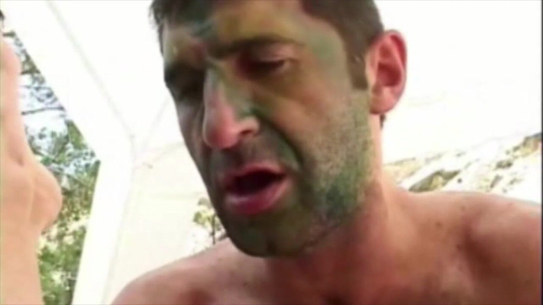 Gaybareback: 2 chicos miliatry follan y chupan al aire libre