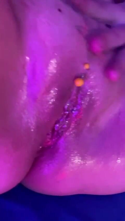 Hotwifee81: Ngusap memekku yang berlumur minyak