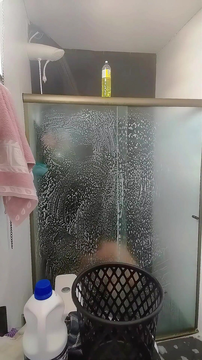 Marcosninfo: 在他的妻子到达之前，我被已婚男人羞辱打扫他家的浴室。