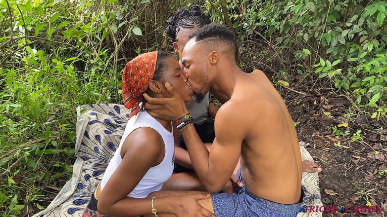 African Beauties: Outdoor-dschungel 3-einige Mit 2 Bisexuellen Küken Und Einem BBC
