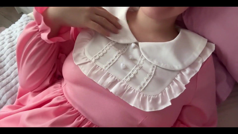 Loly Lola: Cute Babe Fingering Pink Pussy