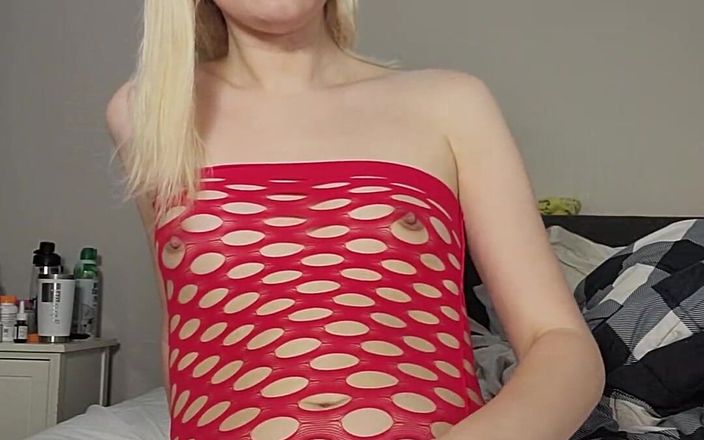 Hapatrap: Underbar tjej rycker av i sexig röd underkläder