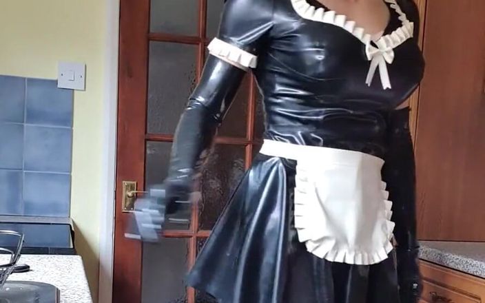 JessicaXD: Действительно должно быть сосредоточение на моих хлопотах и не светить камерой латексной горничной
