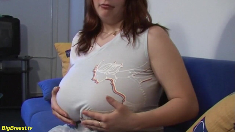 Big Breast: Kåt rödhårig BBW tonåring leker med sina extrema monsterbröst