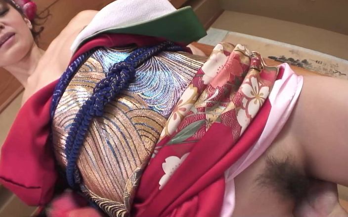JAPAN IN LOVE: 日本吸吮者场景- 1 美丽的丰满日本女人kyouko maki喜欢射在她毛茸茸的阴户上