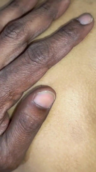 Une belle bhabhi indienne à gros nichons et à la silhouette sexy pisse, pipe en train de fumer un missionnaire et presser les seins et creampie dans la chatte