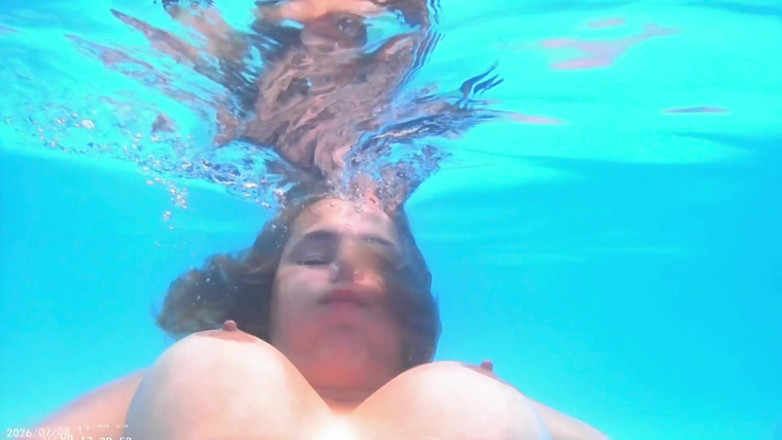Sexy_Emeli: Respirante debaixo d'água na piscina