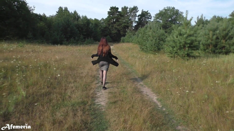 Afemeria: Sensual morena se despi na floresta e caminha nua