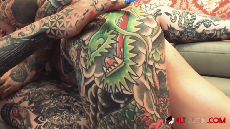 Alt Erotic: Tiger Lilly amber luke'ı takma yarakla sikiyor