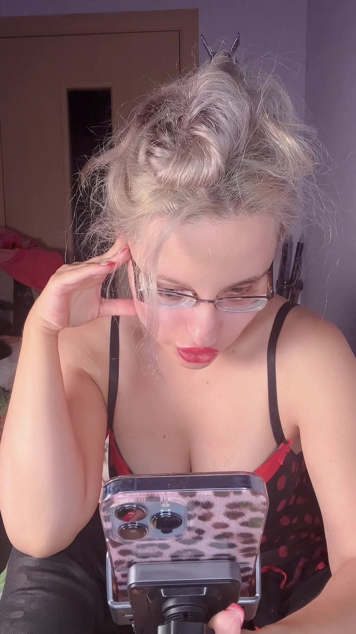 FinDom Goaldigger: 누드가 아닌 젖탱이 중독