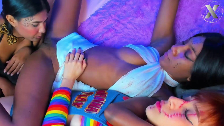 Lesbian Friends: Due ninfomani si danno piacere orale a vicenda