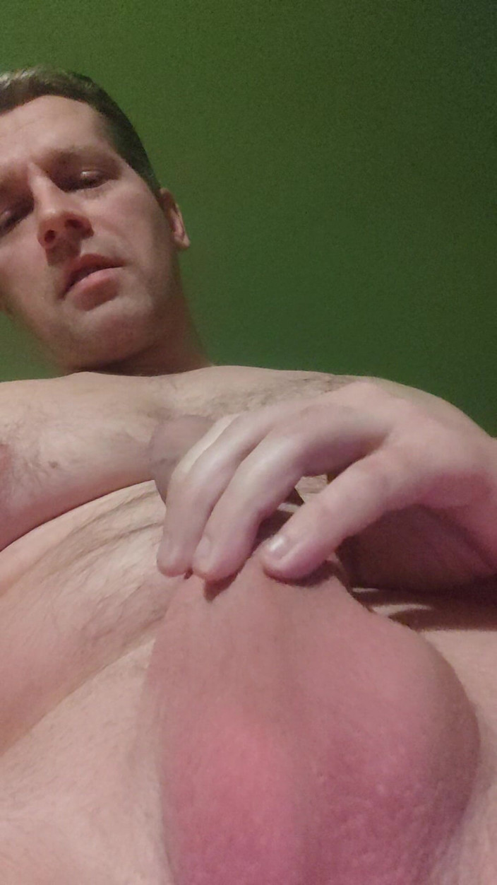 Cock & Body Worship: 第一人称视角 中年男人撸管并诱惑你吮吸他的鸡巴，你屈服并吮吸鸡巴