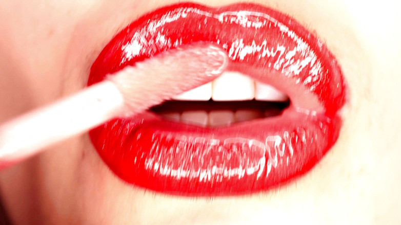 Goddess Misha Goldy: 4K Lesk na rty nanášení a kouření a plivat fetiš