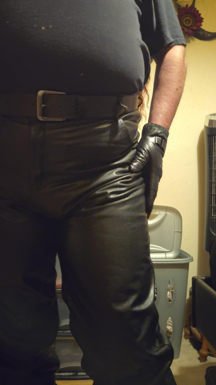 Leatherman63: Sborrata nei miei nuovi pantaloni di pelle