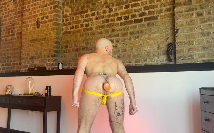 davidedpxxx: Festa de aniversário: esticando meu bolo de bunda gorda com...