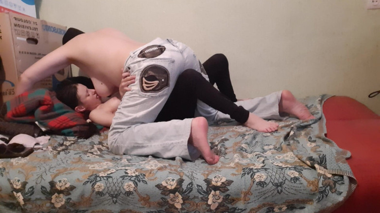 Lesbian-candys: Zatímco se moje nevlastní matka o mě tře, lízám jí...