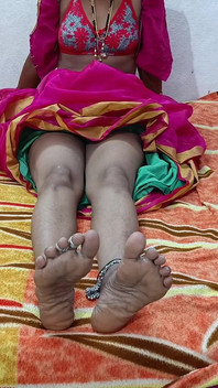 Desi dorpsvrouw in roze saree