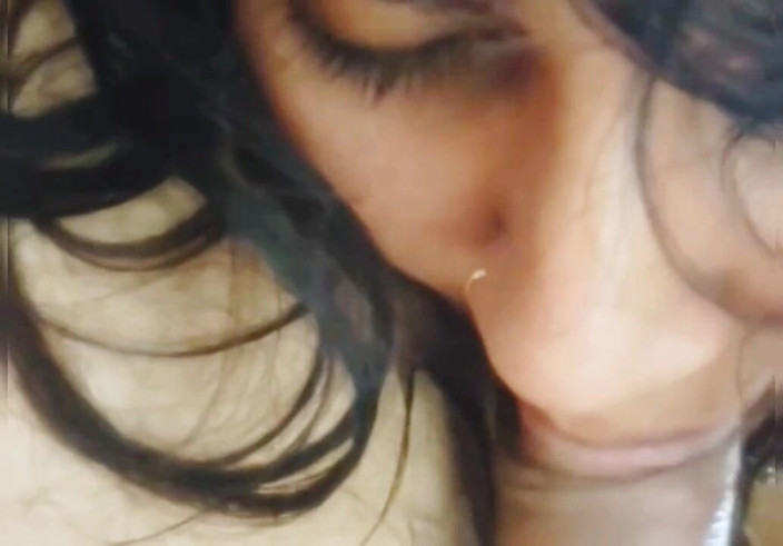 Sex bird: Fata hindusă adoră pula musulmană pentru a o suge