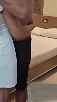 私は寝取られで、私のホットな妻はウェイターをモーテルに招待し、彼女のチンポの太さで彼女の幸せを見ました