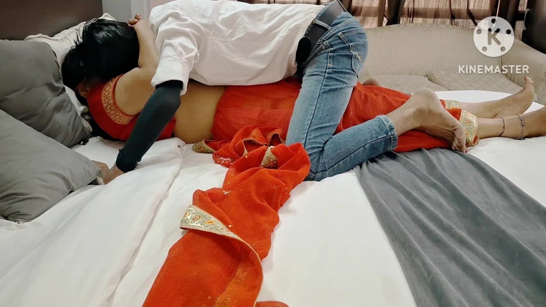 Play boy Maddy: När Bhabhi var ensam hemma ringde hon sin dever för...