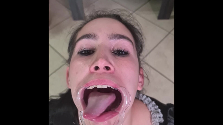 domslutfucker: Französisches zimmermädchen versucht, ihre eigene pisse durch lippenrückzieher zu schlucken