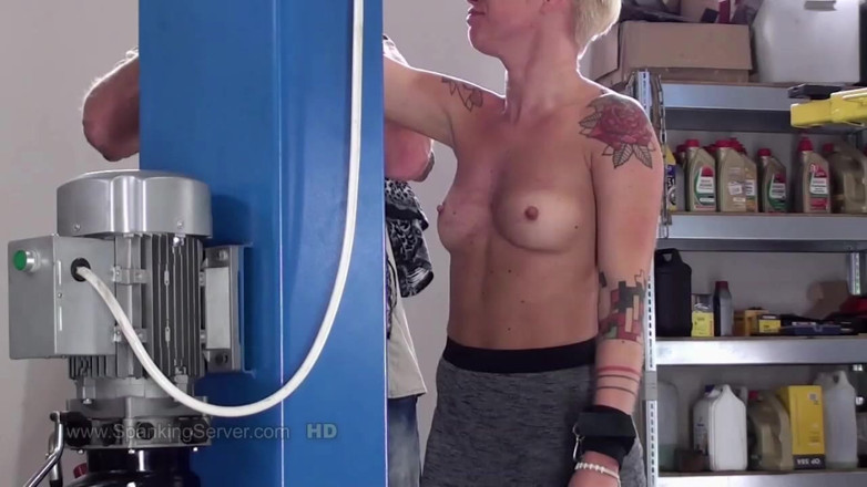 Spanking Server: Cora, belleza rubia sexy entintada recibe un látigo desnudo en...