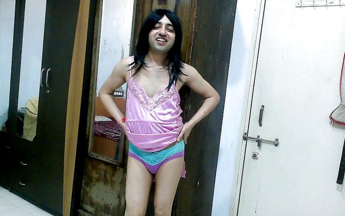 Cute &amp; Nude Crossdresser: Travestit efeminat sexy și dulce femboy Sweet Lollipop într-o cămașă de noapte...