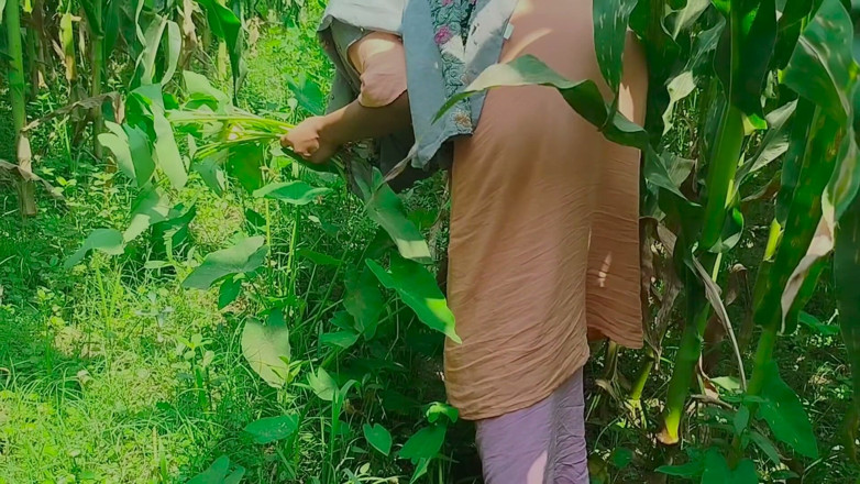 Deshi women: Gaon's Desi Chudai Jungle Mein Mangal