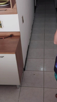 Eu não conseguia parar o pau ereto do amigo do meu marido, eu fiz sexo com ele enquanto o corno estava no chuveiro