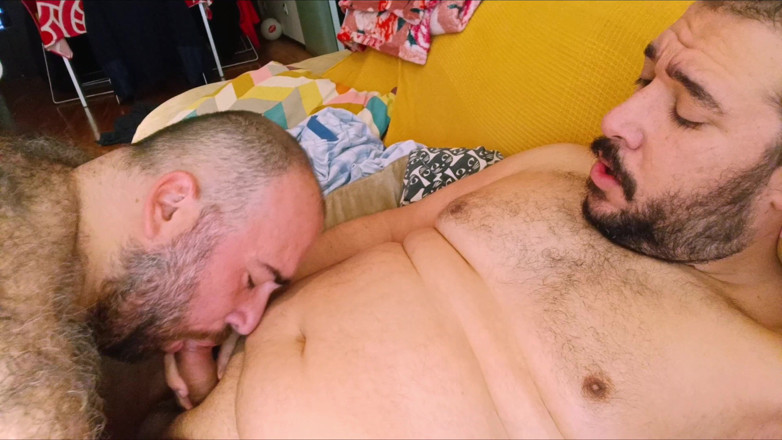 josanx27: Giving Bottle to Suckling Bear