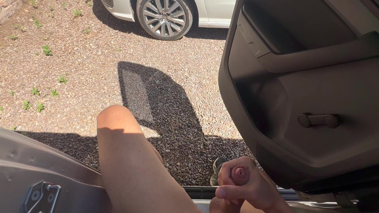 Extremalchiki: Masturbation à poil sur un parking ouvert