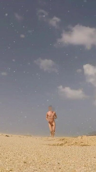 Необрезанный мужчина-нудистка бегает со стояком на государственном пляже