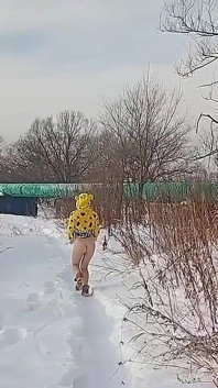 Šel jsem na procházku ve sněhu v pyžamu a svlečen ️