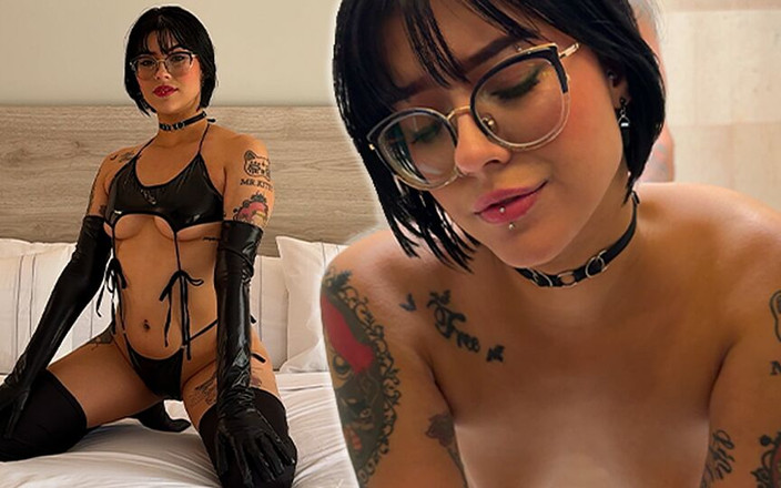 HelloBaby: La ragazza gotica emo fa un deepthroat al mio cazzo...