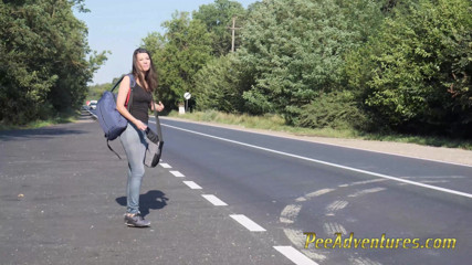 Pee Adventures: Aspetta per strada il suo ragazzo con ilsuooe