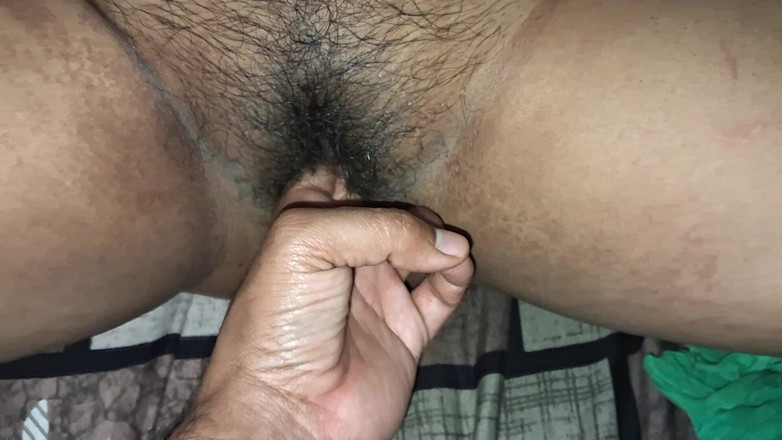 Realsexhub: Palcówka w cipce, duże włosy