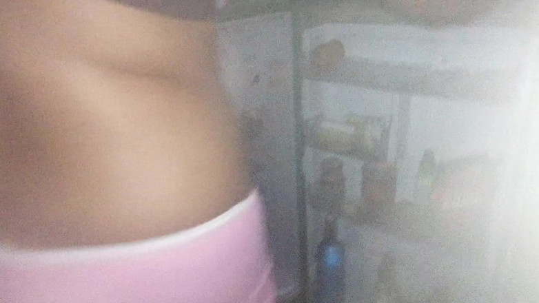 Tina Baby: 岳父的巨大鸡巴在他的 sarom 下面挂出来为继女