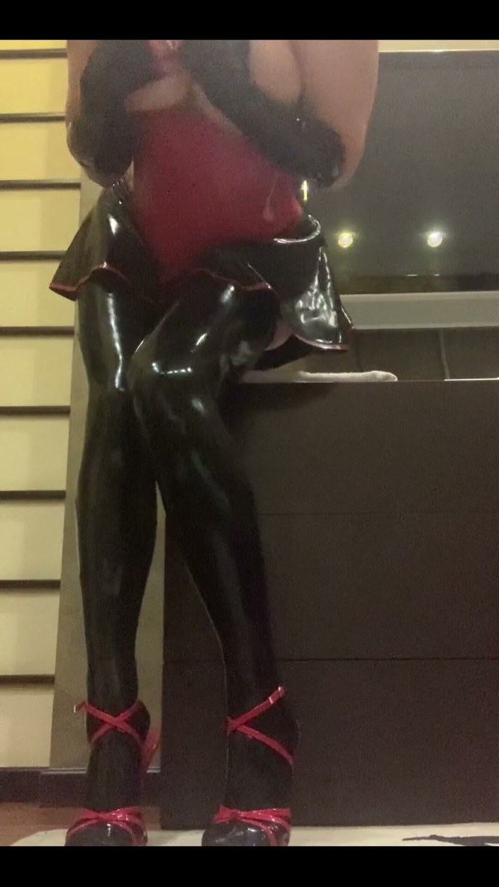 Dominatrix Miss Patricia Stark: Elektro párty bez komentáře...