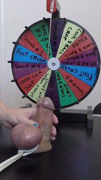 Cô ấy nhét một đầu dò dài 30cm vào con cu đầy thịt của anh ấy - chơi bdsm