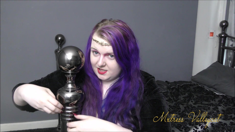 Mxtress Valleycat: Taunting you with my demonic nails