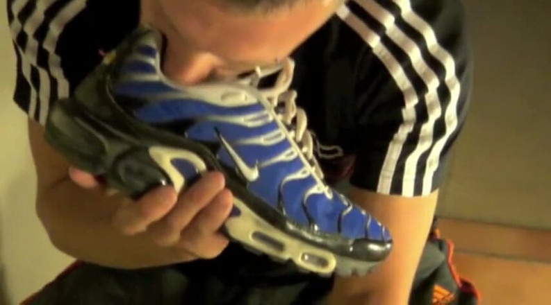 Sneaker gay: Гейская попка нюхает и нюхает кроссовки