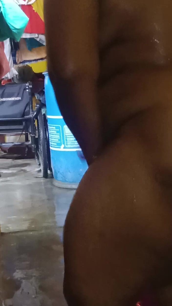 Tamil Anti Uma: Chica tamil se bañaba en el baño de mi madrastra...