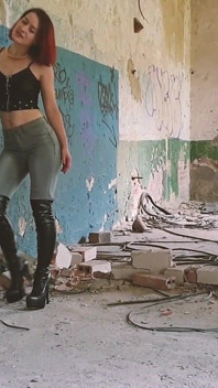 Buty, dżinsy i miażdżące dokuczają w opuszczonym budynku